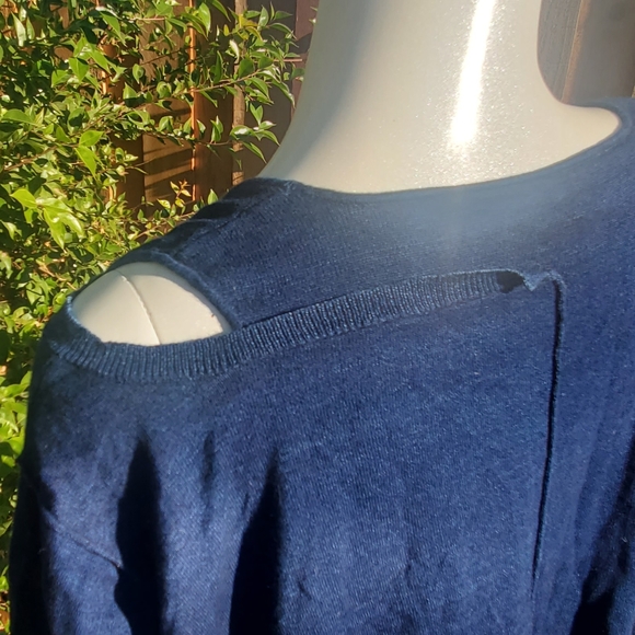 Blue sweater - Picture 3 of 9